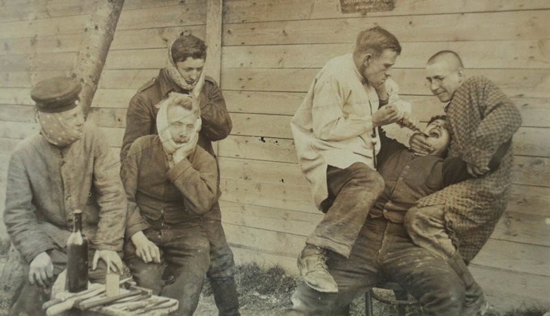 Немецкий полевой дантист во время Первой мировой войны за работой.
