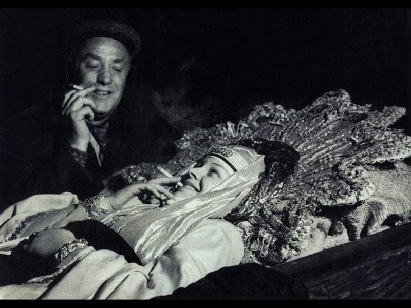 Перерыв на съемках фильма "Иван Грозный", снятом в 1944 году. 