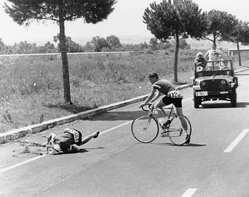  Датский велосипедист Кнут Йенсен упал с велосипеда во время палящей жары на Олимпийских играх 1960 года в Риме, Италия. Ударившись об асфальт, он получил перелом основания черепа и в тот же день скончался