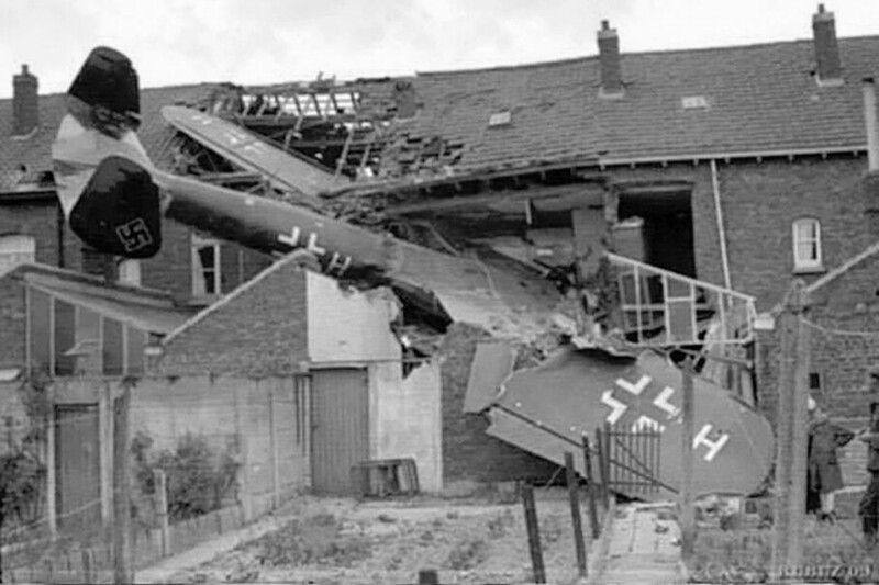 Бомбрардировщик Люфтваффе, сбитый во время Битвы за Британию. Возможно, Dornier Do 17. 1940 год