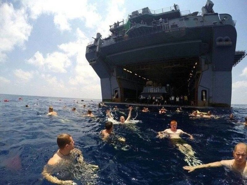 Военные купаются посреди океана.