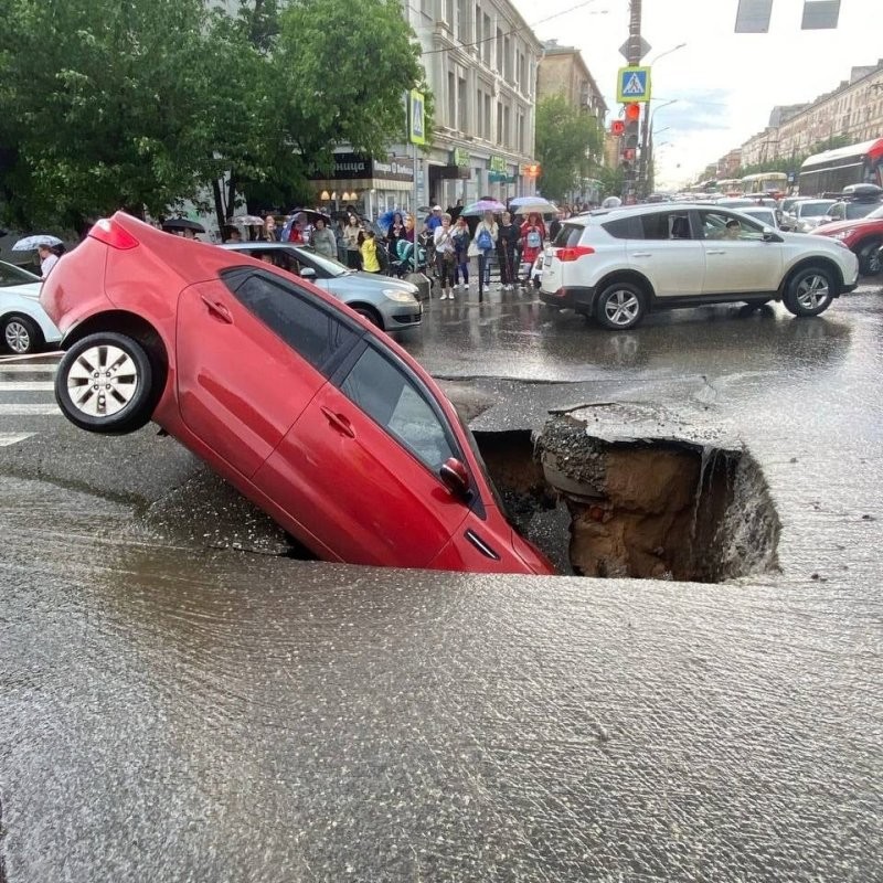 С первым сильным дождём Ижевск не справился: в центре автомобиль провалился в яму