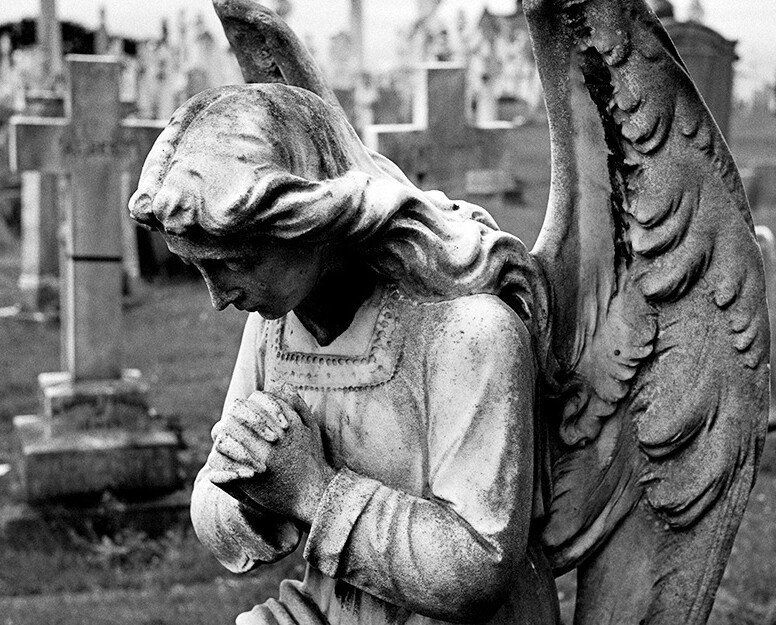 Ангел-убийца: за что красивую кладбищенскую скульптуру лишили головы?