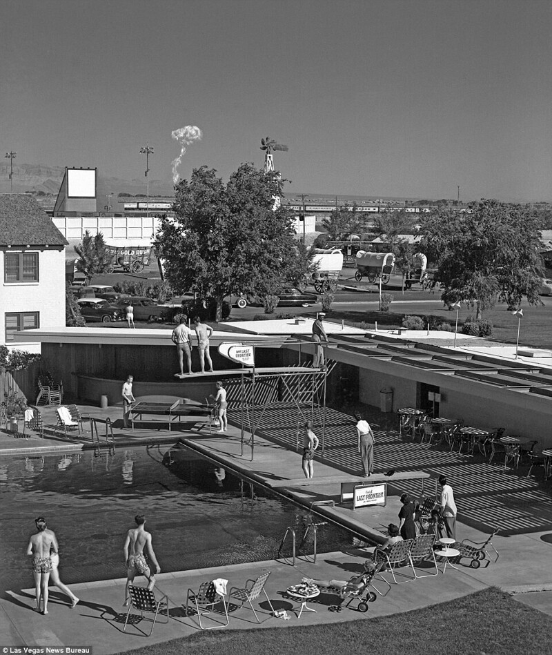Пловцы в мотеле в Лас-Вегасе наблюдают взрыв атомного испытания, 1953 год