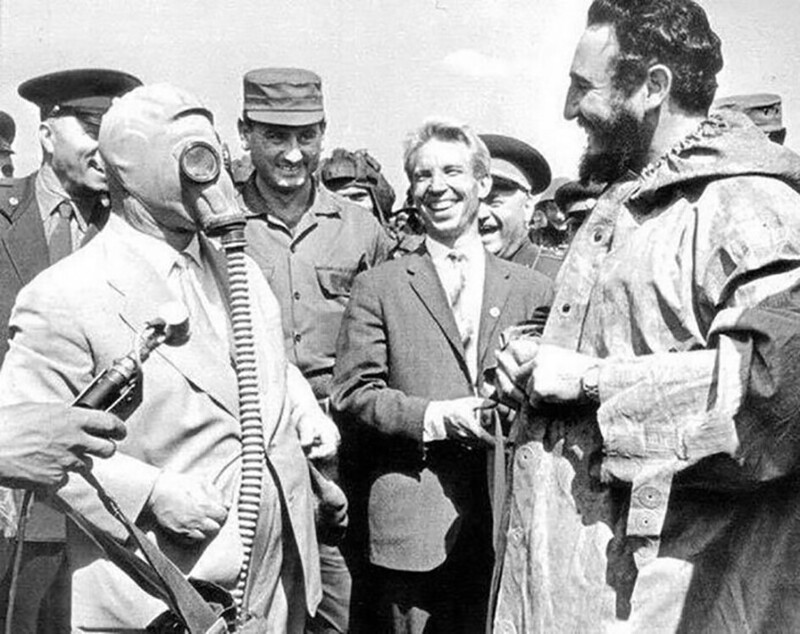 Н.С. Хрущев демонстрирует Фиделю Кастро новую модель противогаза. Москва, 1963 год