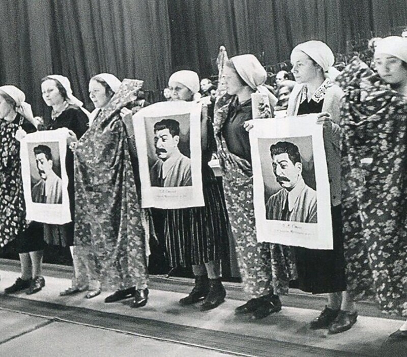 Работницы Трёхгорной мануфактуры. В очередной пролетарский праздник. 1935 год.