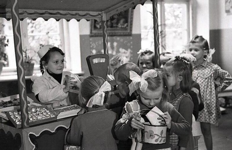 Творческая игра в магазин в детском саду. 1962 год.