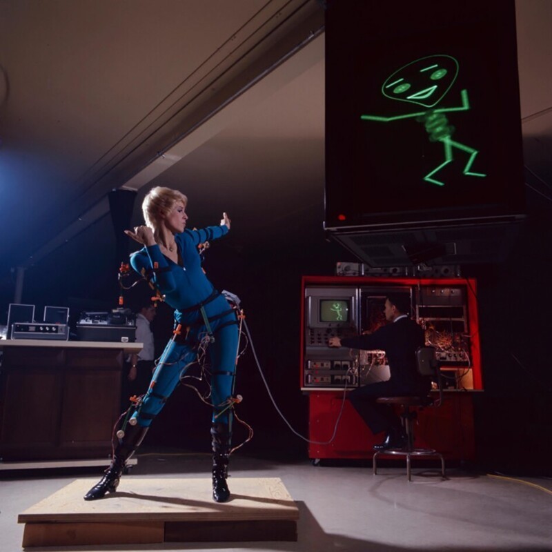 Модель танцует с установленными на теле датчиками для захвата движения, подключенными к видеосинтезатору ANIMAC. 1969 год