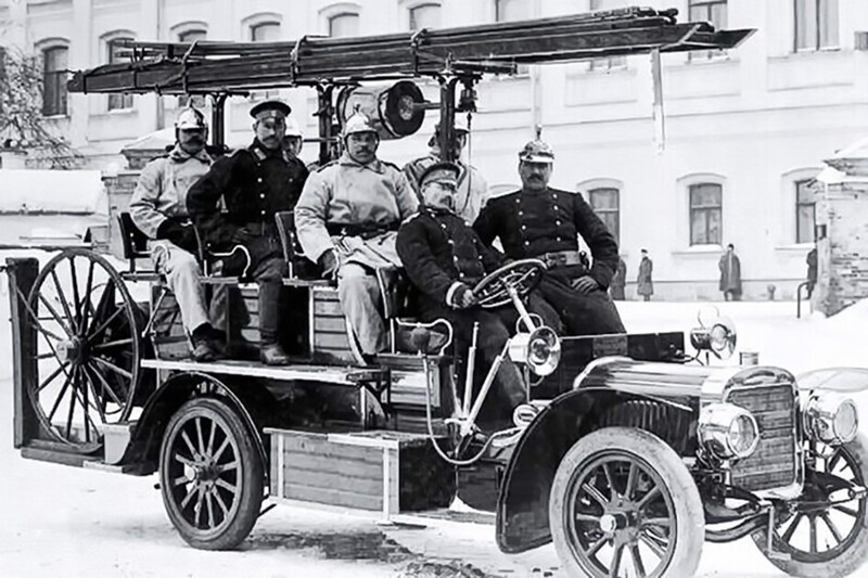 Московские пожарные на автомобиле "Густав Лист", 1908 год