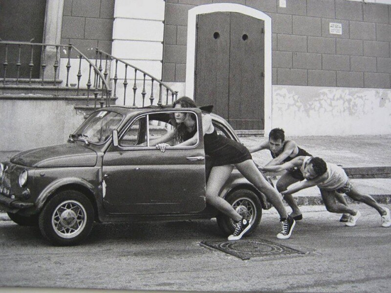 Итальянские мачо помогают толкать автомобиль (Fiat 500). Италия, 1980-е