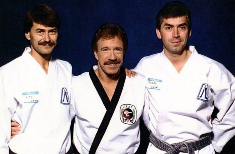 Американский киноактёр и мастер боевых искусств Чак Норрис и советские спортсмены на турнире по карате, 1990 год