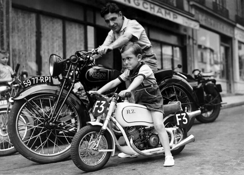 Отец и сын на мотоциклах. Париж, Франция. 1951 год