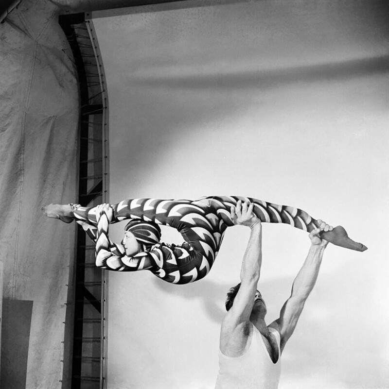 Конторсионистка (гимнастка) Рози во время выступления в Театре Принца Уэльского. Лондон, 1953 год