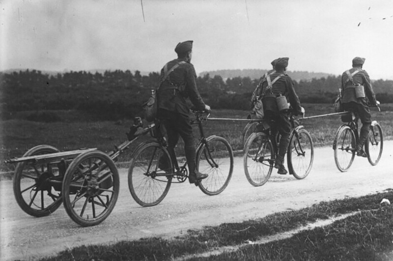 Пулемётный расчёт на марше. ПМВ, 1914 год