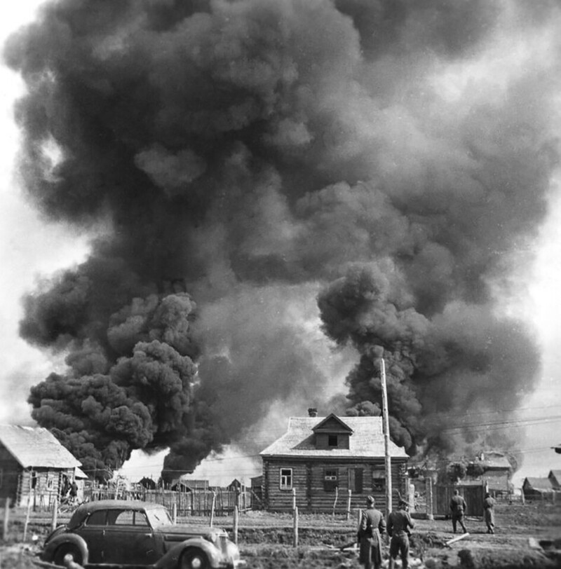 Немецкие оккупанты сжигают советскую деревню. ВОВ