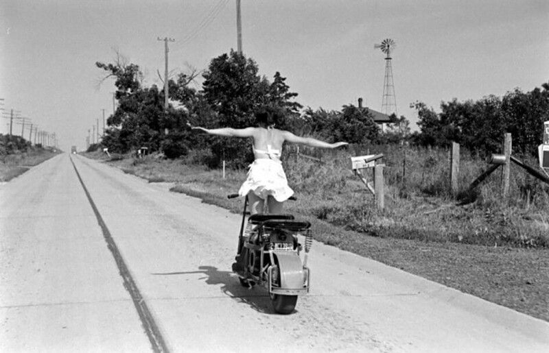 Женщина выполняет трюки на скутере, 1945 год