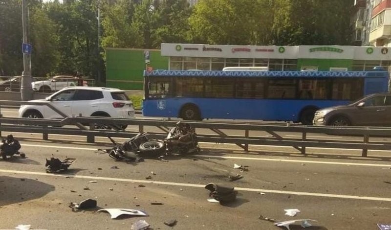 Авария дня. Мотоцикл ГИБДД столкнулся с легковушкой в Москве