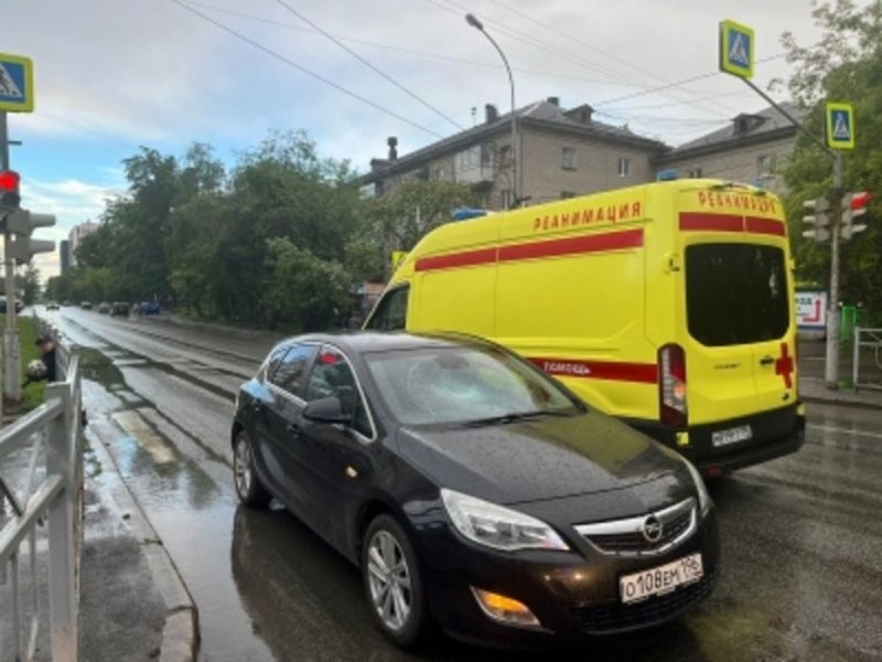 Неудачная попытка перебежать дорогу на "красный": в Екатеринбурге подросток попал под машину