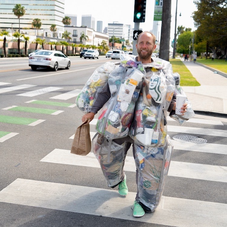 Эко-активист прогулялся в самодельном костюме из мусора, который накопил за месяц