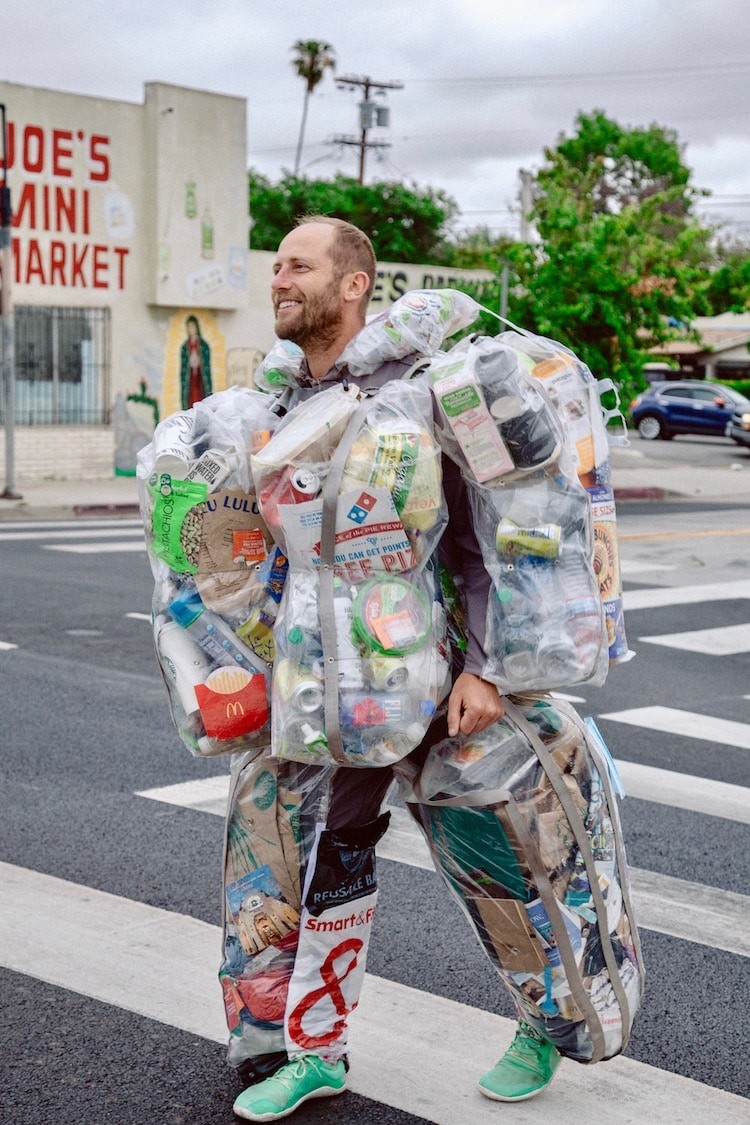 Эко-активист прогулялся в самодельном костюме из мусора, который накопил за месяц