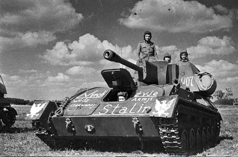 Экипаж польской САУ СУ-76 с надписью на броне «Да здравствует вождь Красной Армии Сталин». Польша 1944 год