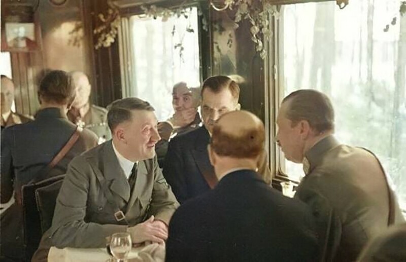 Беседа Адольфа Гитлера и Карла Густава Маннергейма в вагоне-салоне личного поезда Маннергейма во время визита немецкой делегации в Финляндию.