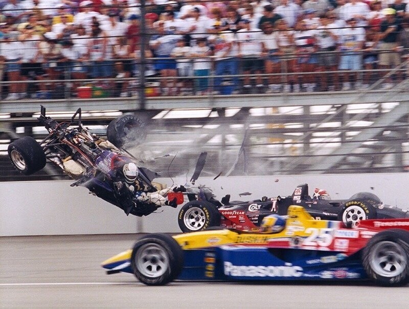  Гонщик Стэн Фокс врезается в барьер на первом круге в гонках Indy 500 (500 миль Индианаполиса). 28 мая 1995 года