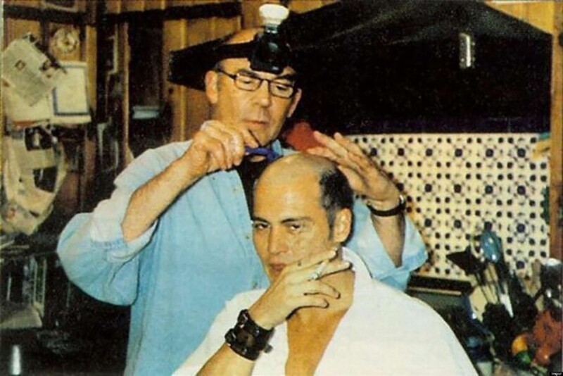 Хантер С. Томпсон бреет волосы Джонни Деппа для фильма «Страх и ненависть в Лас-Вегасе», 1998 год