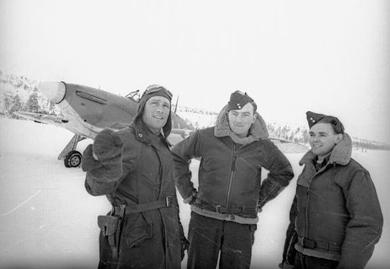 Будущий советский ас Борис Сафонов и британцы Кеннет Уод и Чарльтон Хоу, октябрь 1941 г, Мурманск