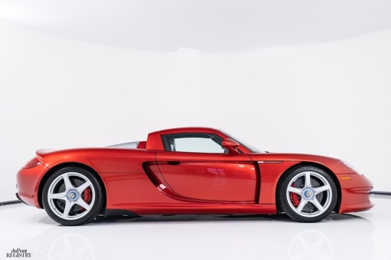 У богатых свои причуды: владелец этого уникального Porsche просто взял и перекрасил его в красный цвет Ferrari