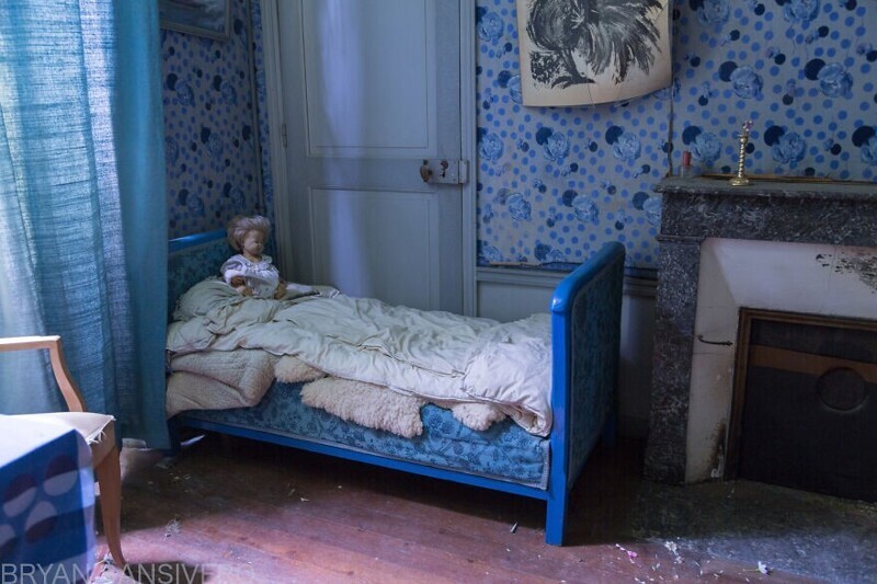 Кровать с куклой в изголовье