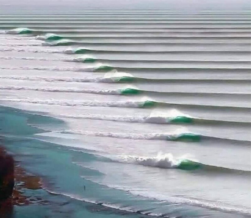 Эти волны называются Чикама, и они самые длинные в мире. Происходит это только в одной точке на перуанском побережье. Явление защищено законом, ничто не может быть построено в радиусе двух километров