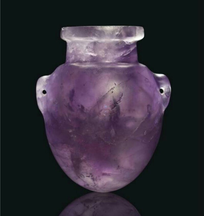 Аметистовая ваза была изготовлена в Древней Ассирии в VIII веке до нашей эры, около 2900 лет назад