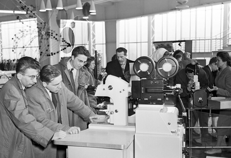Посетители рассматривают советские оптические приборы для геологических, минералогических и металлографических исследований