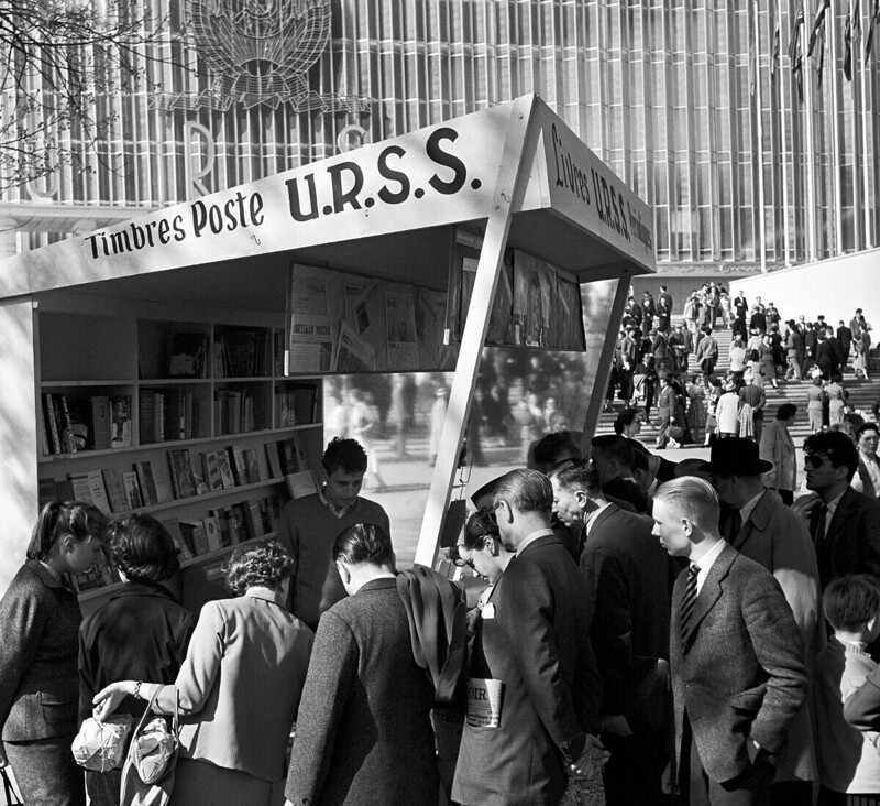 Посетители возле киоска, торгующего книгами, изданными в СССР