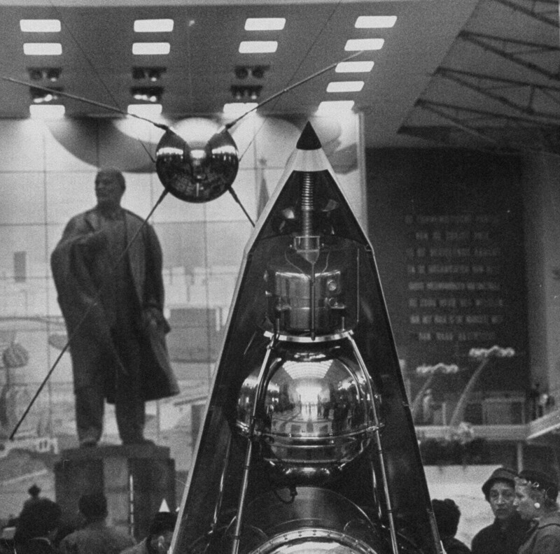 Выставка советских космических аппаратов и статуя Ленина