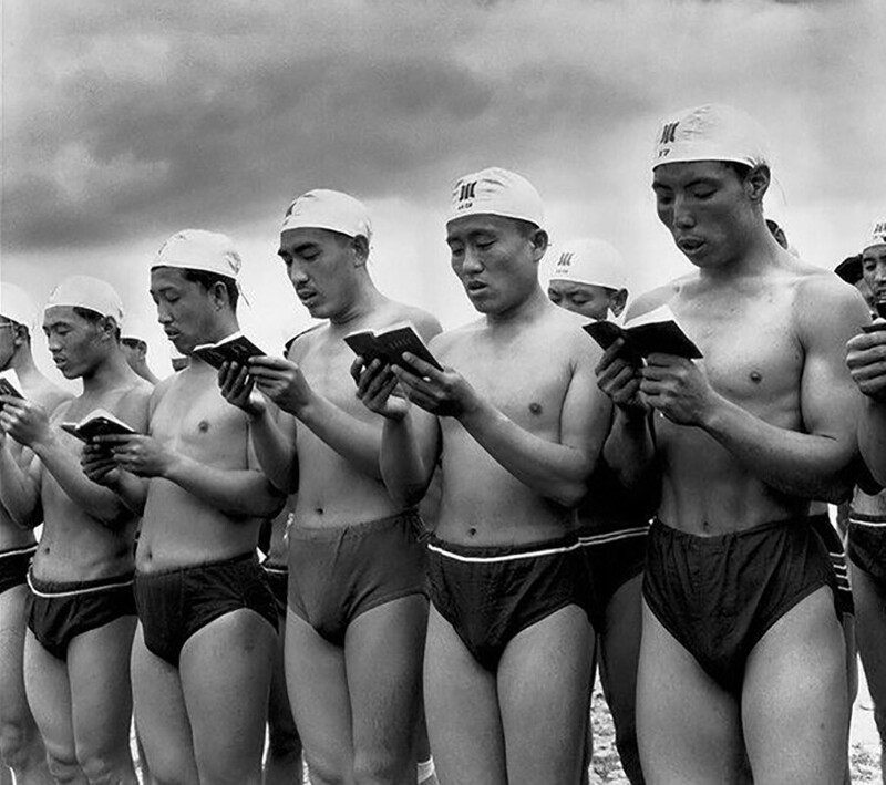Пловцы читают цитатник Мао перед заплывом в честь 2–й годовщины купания Мао в реке Янцзы, 1968 год