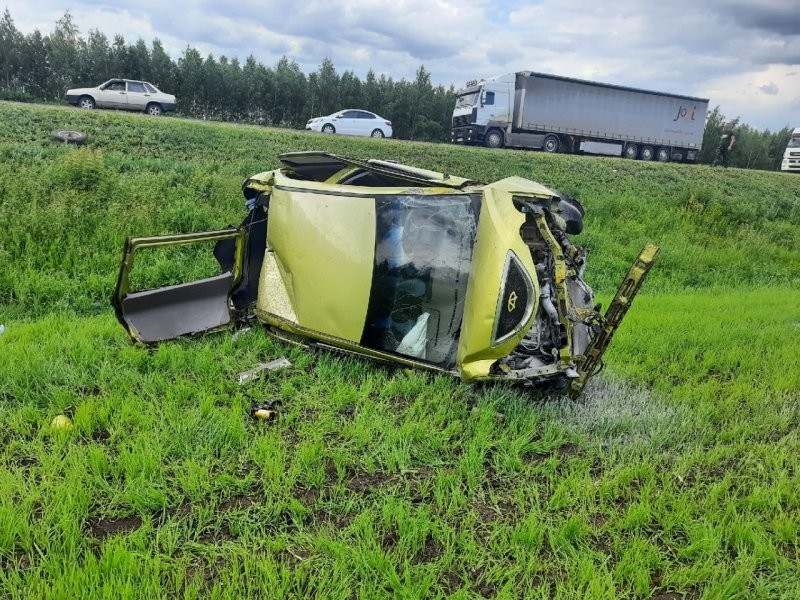 Авария дня. В Ульяновской области автомобилистка вылетела из салона во время переворота