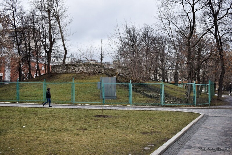 Грот "Бельведер" в саду им. Баумана в Москве после реставрации. Сравнение До/После