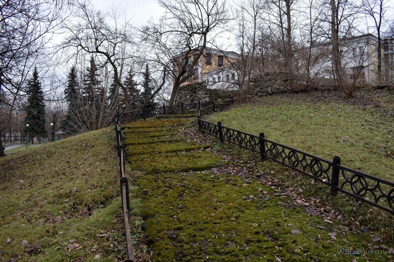 Грот "Бельведер" в саду им. Баумана в Москве после реставрации. Сравнение До/После
