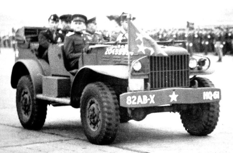 Маршал Георгий Жуков принимает парад в Берлине. Август 1945 года