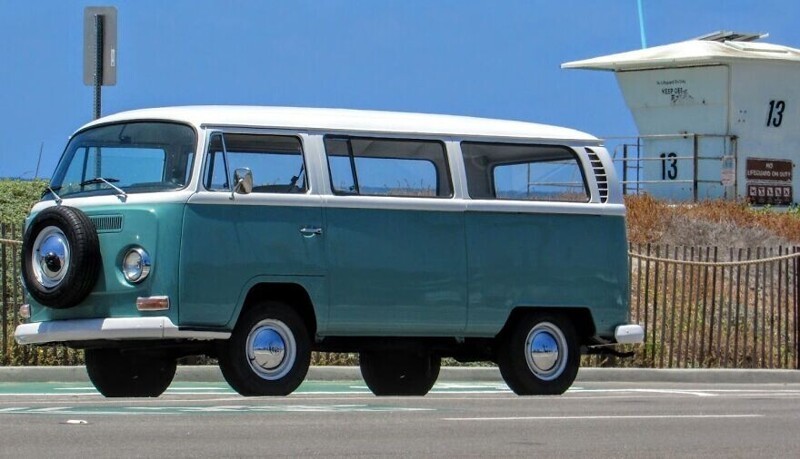10. "Винтажный двухцветный микроавтобус Volkswagen Transporter"