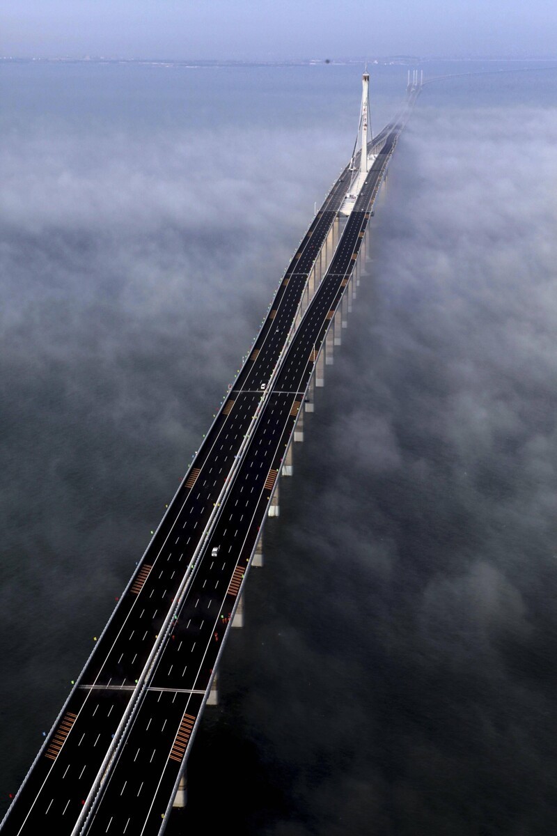 Самый длинный в мире мост Даньян – Куньшаньский виадук в Китае, на строительство которого ушло 4 года, труд 10 000 человек и 8,5 миллиарда долларов