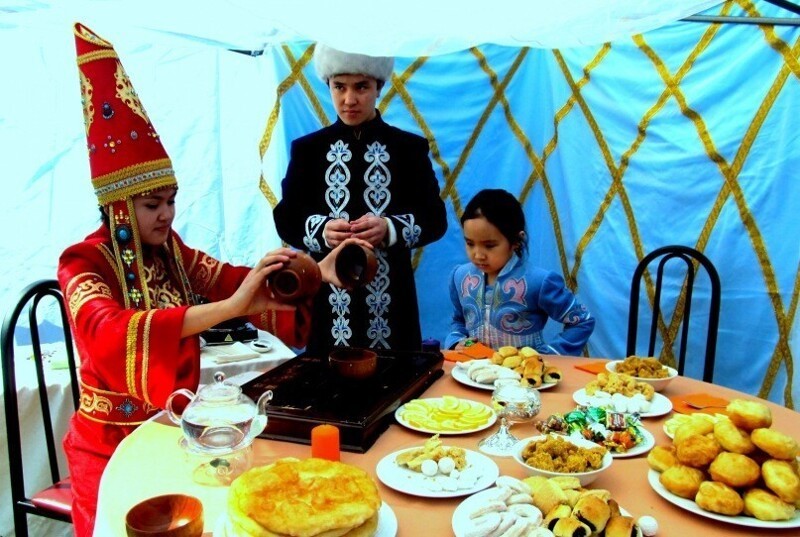 В Казахстане подают чай в чашках, наполненных лишь наполовину