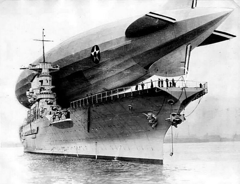 Дирижабль USS Los Angeles приземляется на USS Saratoga. Январь 1928 года