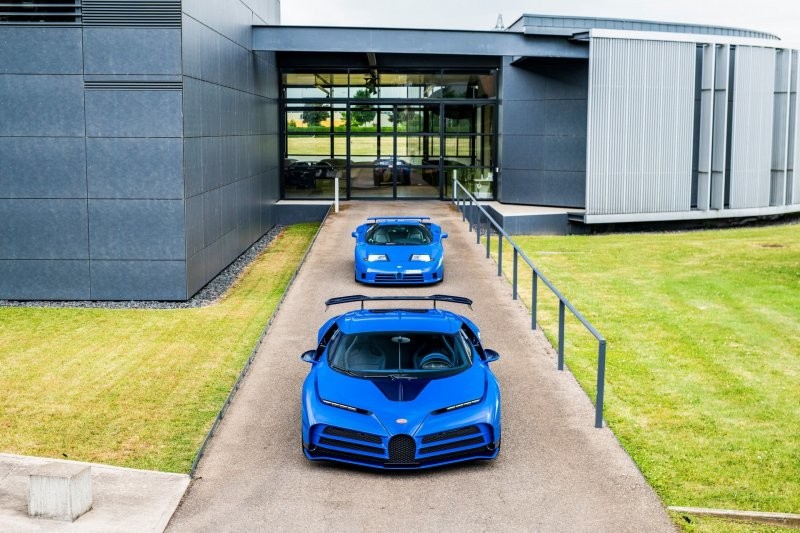 Bugatti представила самый первый серийный Centodieci в синем цвете EB110, и он выглядит фантастически