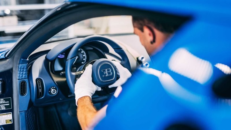 Bugatti представила самый первый серийный Centodieci в синем цвете EB110, и он выглядит фантастически