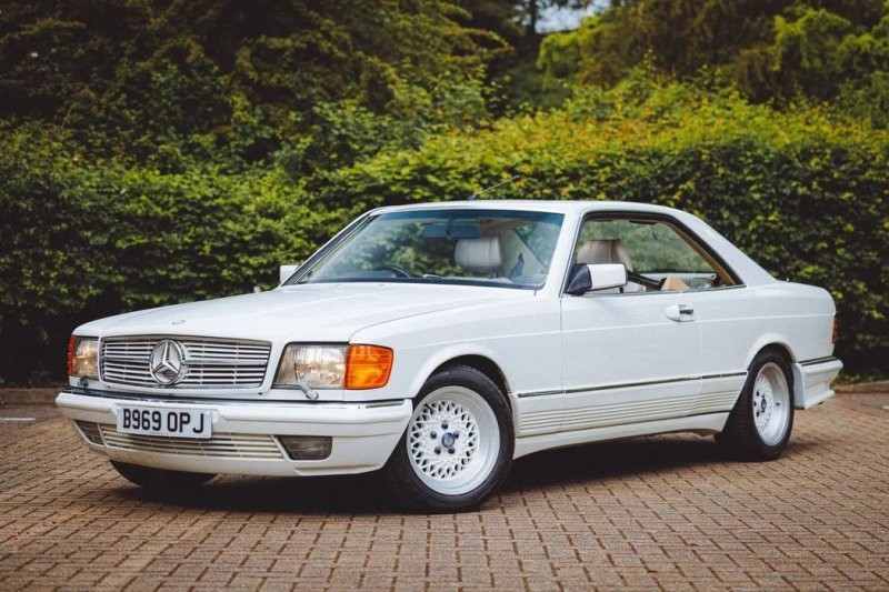 Ничто так не кричит о ностальгии по восьмидесятым, как этот тюнингованный белый Mercedes-Benz 500 SEC