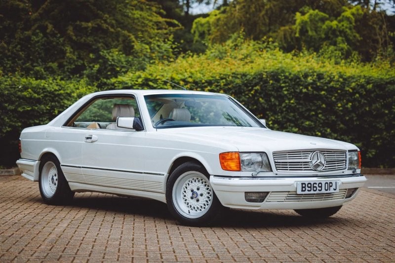 Ничто так не кричит о ностальгии по восьмидесятым, как этот тюнингованный белый Mercedes-Benz 500 SEC