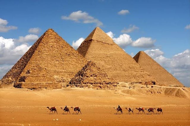 Пирамиды возрастом 4500 лет в сравнении с караваном